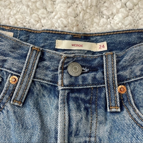 Levi’s Wedgie Cut Off Light Wash Jean Shorts 24 - Picture 2 of 7